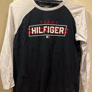 Xl Boys Tommy Hilfiger 
Long sleeve cotton t-shirt
